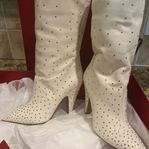 Boots
Leather
Studded
Pointed toe
Pull on
Leather sole
Made in Italy